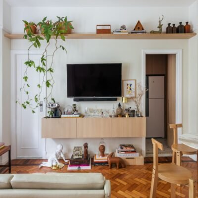 Apartamento de 42 m² otimiza luz natural com tons claros e privilegiados