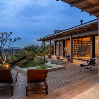 Conheça a casa sustentável integrada à natureza em frente ao campo de golfe.