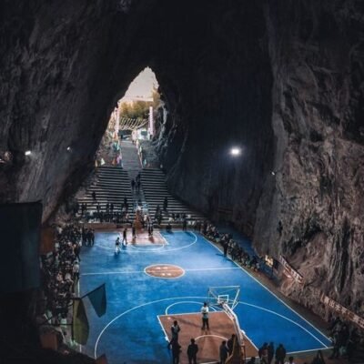 Descubra como os moradores da vila chinesa construíram quadra de basquete na caverna.