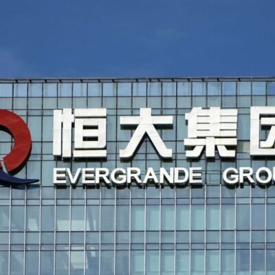 Gigante imobiliária chinesa Evergrande tem falência decretada por tribunal: Entenda as consequências.