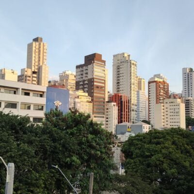 Investidores são atraídos por aluguel de moradia social em São Paulo, apesar de críticas.