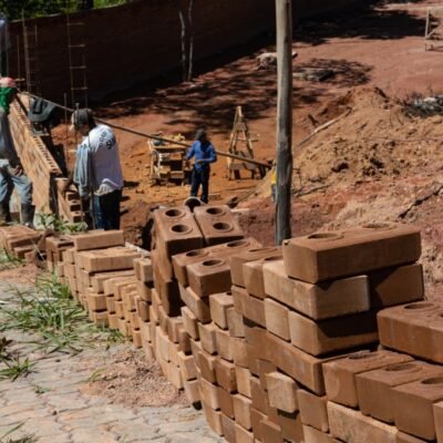 Luta pelo território: projeto sustentável em aldeia busca retomada sustentável.