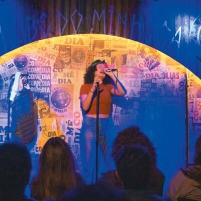 Mulheres comediantes quebram barreiras e conquistam fãs em shows de stand-up comedy.