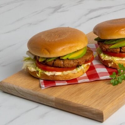 Passo a passo para preparar hambúrguer caseiro com carne, queijo e avocado