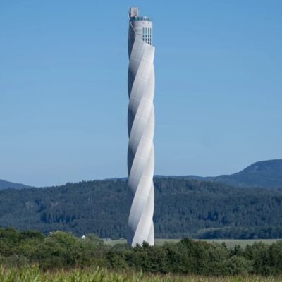 Descubra os elevadores mais incríveis do mundo em edifícios impressionantes.