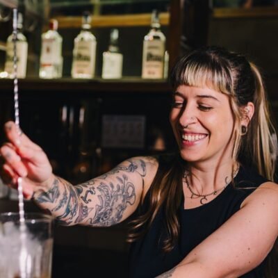 Descubra os locais preferidos dos bartenders para beber, com Laura Paravato no Rio de Janeiro.