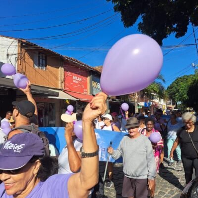 Participantes se unem em caminhada empoderadora contra violência à pessoa idosa em Búzios