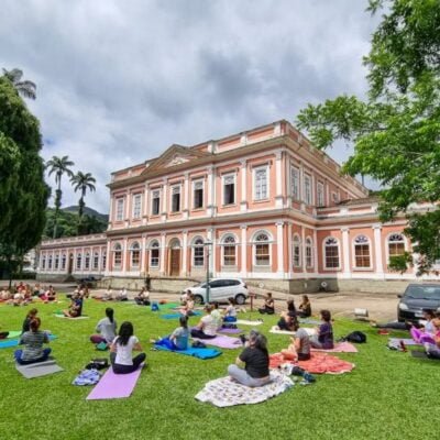 Pratique Yoga gratuitamente no Museu Imperial aos domingos em Petrópolis.