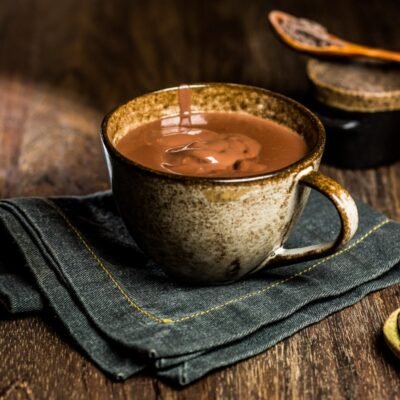 Descubra a melhor receita de chocolate quente para os dias frios!