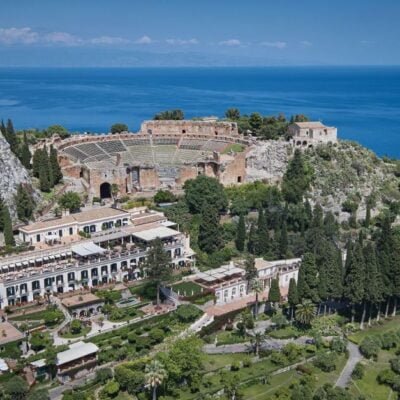 Hotel de Taormina na Sicília com Teatro Grego como cenário pitoresco nos arredores.