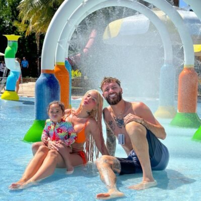 Karoline Lima e Léo Pereira se divertem em parque aquático com Cecília: confira imagens!