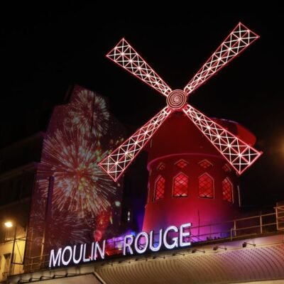 Moinho de Vento do Moulin Rouge em Paris: Novas Pás são Inauguradas