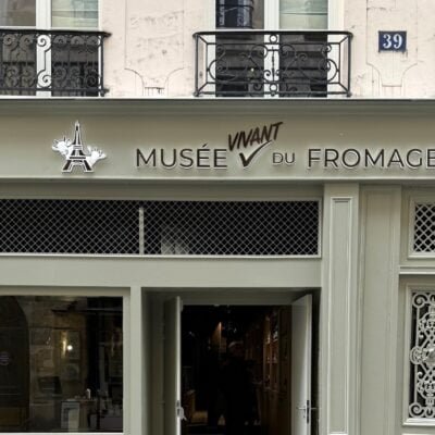 Novo museu do queijo em Paris com experiência de degustação e fabricação.