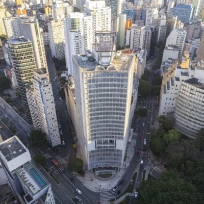 Descubra a incrível cobertura do Hotel Jaraguá em um tour guiado exclusivo.