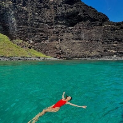 Deslumbrante Alessandra Ambrósio em paisagem paradisíaca no Havaí: confira imagens incríveis!