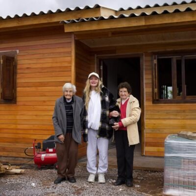 Luísa Sonza emociona ao visitar sobreviventes das enchentes em casas novas no Rio Grande do Sul