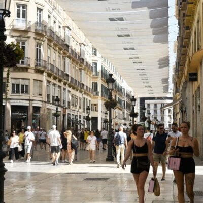 Cidade espanhola solicita turistas britânicos aderir vestimenta e etiqueta local