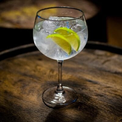 Descubra a história do Gin Tônica: o coquetel icônico que virou sucesso global!