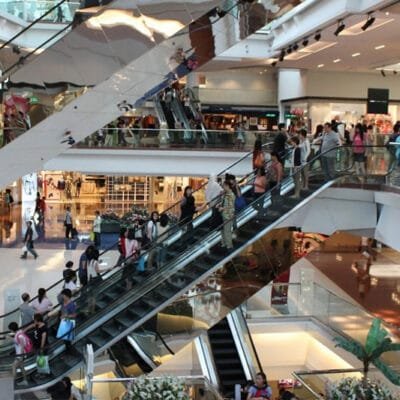 Desempenho negativo de FIIs em shoppings na última semana causa preocupação.