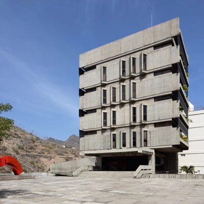 Roberto Conte captura a textura do concreto na casa brutalista de arquitetos em Tenerife.