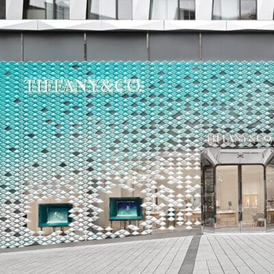 MVRDV revestiu a fachada da Tiffany & Co. em Stuttgart com cerâmicas iridescentes em formato de diamantes.