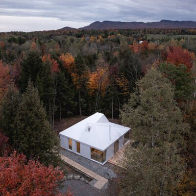 Estúdio quebequense Naturehumaine projeta Habitat Sélénite inspirado em dois cristais invertidos