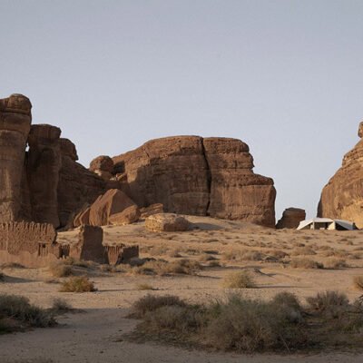 Clover Studio recria tendas beduínas, espalhando mirantes de Hegra pelo deserto de AlUla.