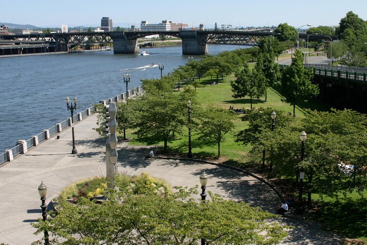 Tom McCall Waterfront Park. Image © Cacophony via Wikipedia under license CC BY-SA 3.0