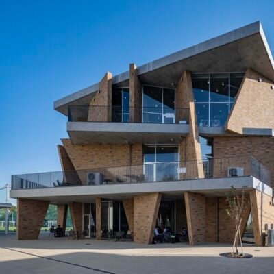 Biblioteca da Escola Secundária do Instituto de Tecnologia de Shonan / Kousou + Fukei Co.