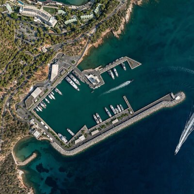 Neiheiser Argyros transforma a cartografia náutica em um design costeiro na Astir Marina, em Atenas.