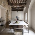 Apartamentos dentro de uma Torre Medieval / CMTarchitetti - Fotografia da Cozinha, Cadeira, Mesa