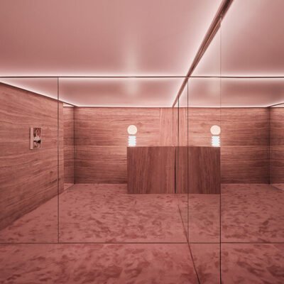 MPNYC traz reflexos de travertino rosa e mármore verde para o bar do hotel Koumkan em Atenas