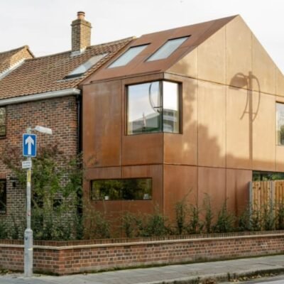 Extensão em Aço Corten Enferrujado Moderniza Casa de Tijolos dos Anos 50 em Londres