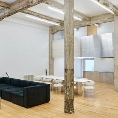 Wollstudio transforma antiga fábrica de alumínio em loft industrial em Buenos Aires