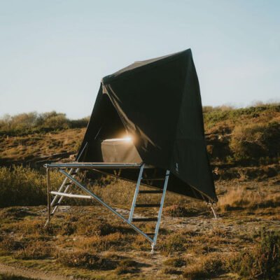 Tenda K-Tent: Design Britânico Inovador que se Adapta a Qualquer Terreno com seu Sistema de Pernas Tripé Ajustáveis