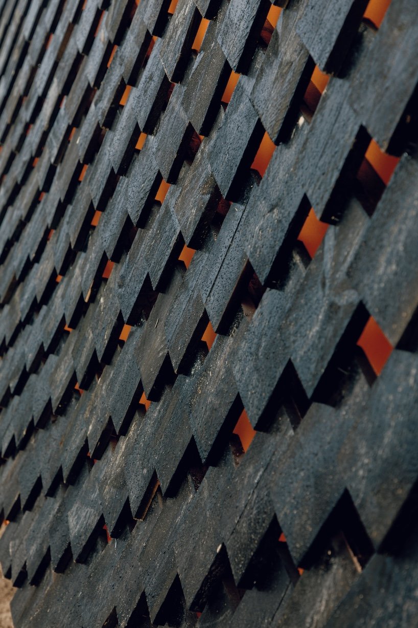 Camadas de shingle de madeira e tecido laranja