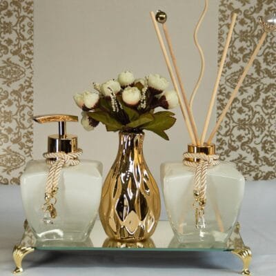 Kit Para Lavabo Luxo Aromatizador Saboneteira Bandeja Vaso Decorativo + Luxuosas Varetas Decoradas -K291 Coleção Belga (Dourado)