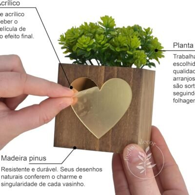 Kit 2 Vasinhos Decorativos de Madeira com Plantas Artificiais Inclusas – Frase Espelhada Seja Luz (Dourado)