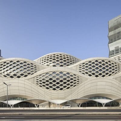 Fachada de Estação de Metrô na Arábia Saudita Cria Efeito de Movimento do Vento na Areia do Deserto