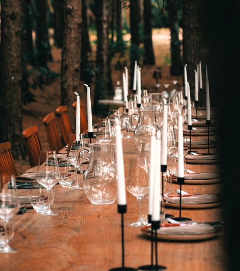 Mesa no bosque do restaurante Nur, dentro do espaço Luz, no Uruguai