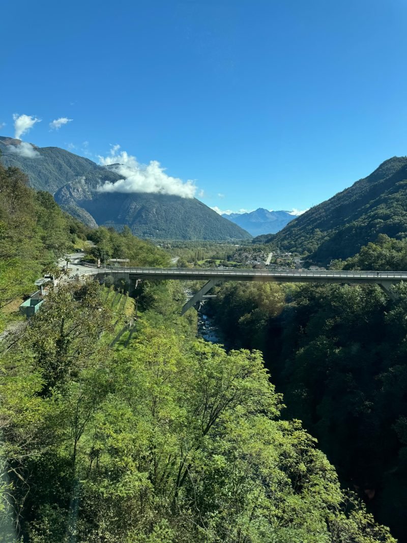 Paisagem deslumbrante na viagem de trem até Locarno