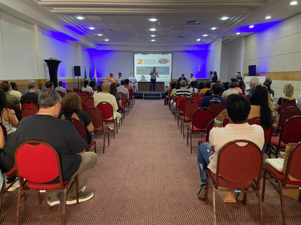 Prefeito Alexandre Martins durante a conferência