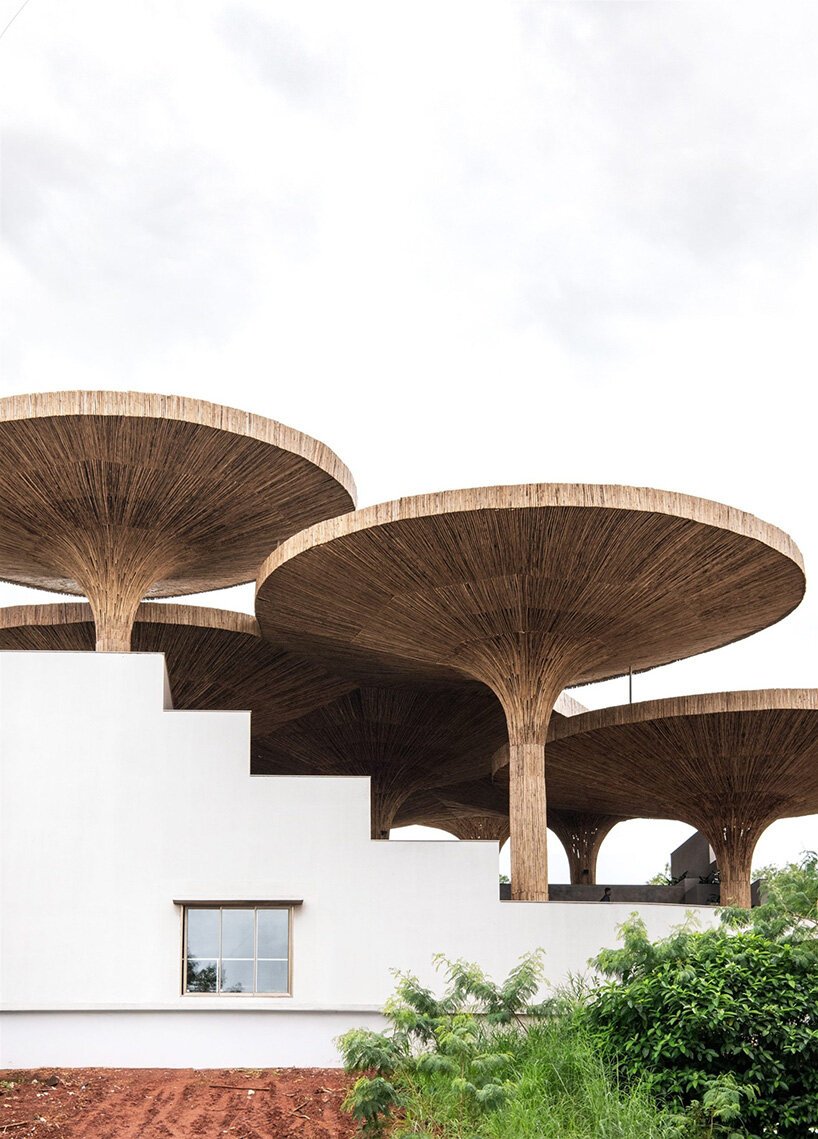 Guarda-sóis de bambu coroam o hub comunal no campus da TAPMI, Índia, projetado pelo Purple Ink Studio