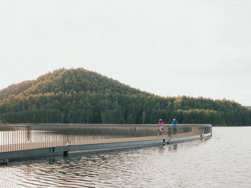 ponte flutuante na Bélgica projetada para se adaptar à mudança dos níveis da água