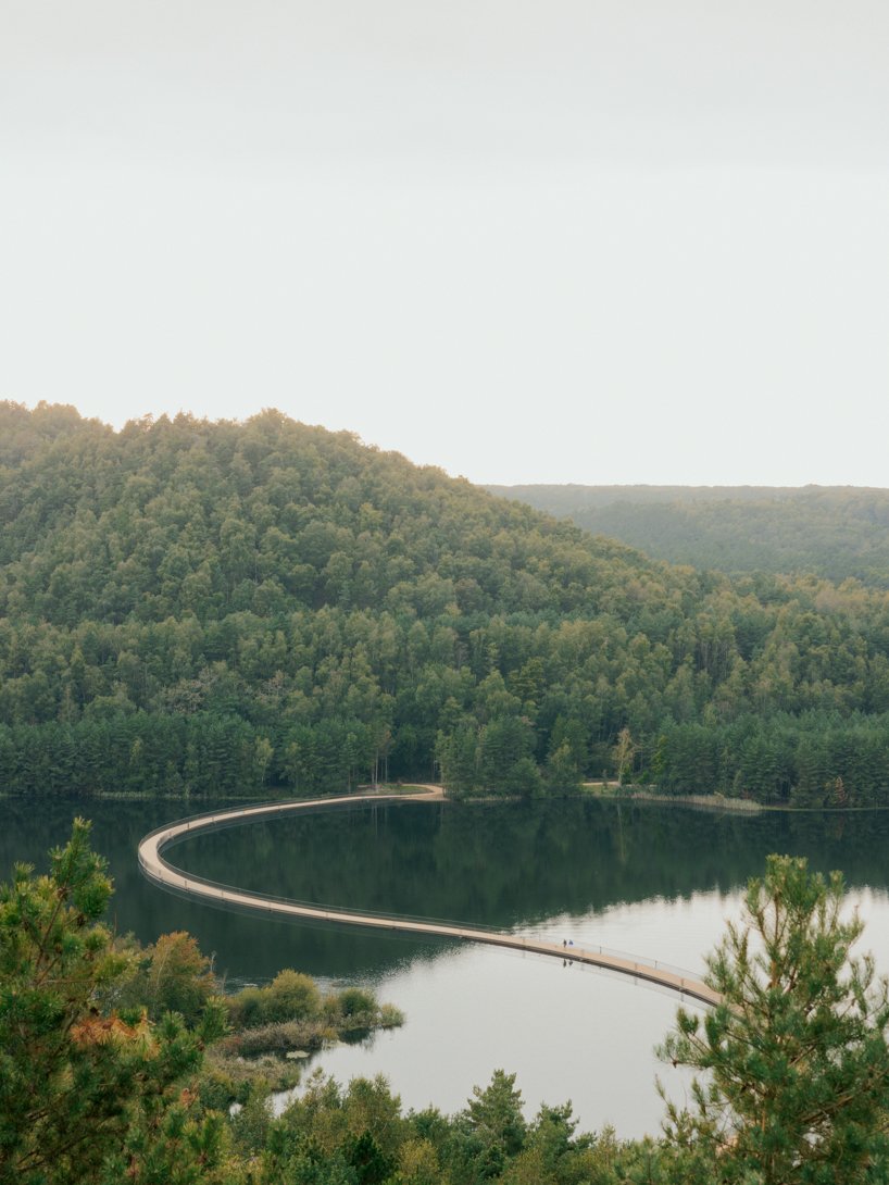 imagem da ponte flutuante flutuando sobre o lago formado pela extração de cascalho