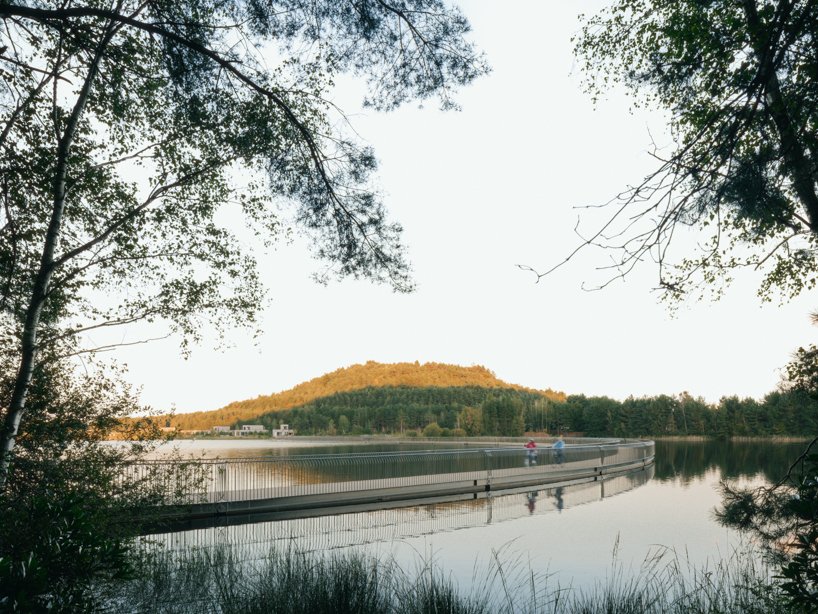 a ponte flutuante permite uma experiência mais próxima da natureza para ciclistas e pedestres