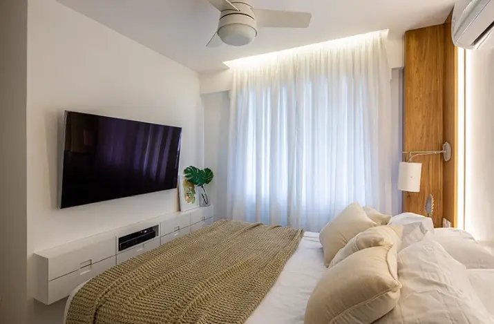 TVs no quarto oferecem conforto para quem adora assistir séries e filmes na cama