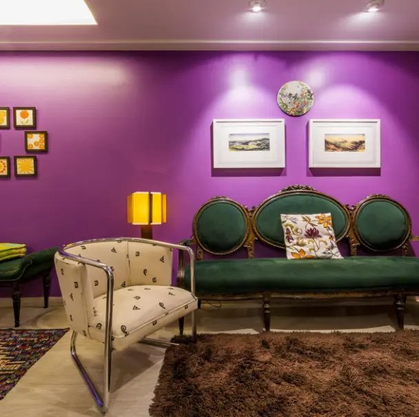 Parede violeta + sofá verde + detalhes em amarelo