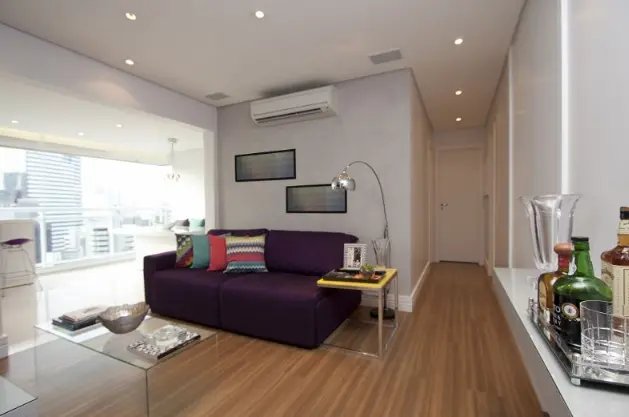 Sala cinza e branco com piso laminado