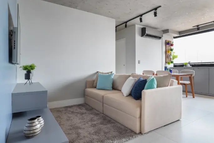 Sala cinza e branco com décor sem complicações